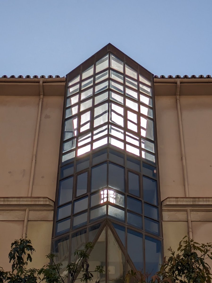 #windowsonwednesday

While waiting for a bus in Málaga.