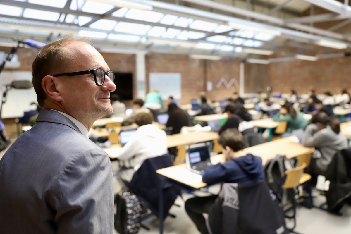 Vandaag start een kleine revolutie in ons onderwijs. De komende weken leggen 150.000 leerlingen uit 4de leerjaren en 2de middelbaren voor het eerst de Vlaamse Toetsen af. Een bron van waardevolle informatie voor scholen en leraren om onderwijskwaliteit te verbeteren.