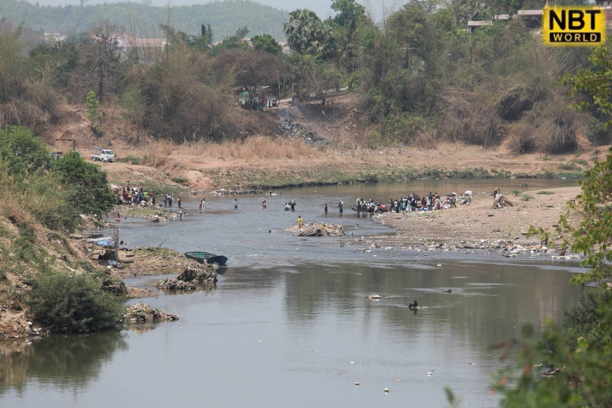 NBTWORLDNews's tweet photo. The Thai-Myanmar border near Mae Sot district experienced a peaceful day today.
See more: https://t.co/fW8KJuNgLB
#BorderCalm #SafeReturn #MaeSot #RefugeeRepatriation #PeacefulDay https://t.co/wvLWlWAUOf