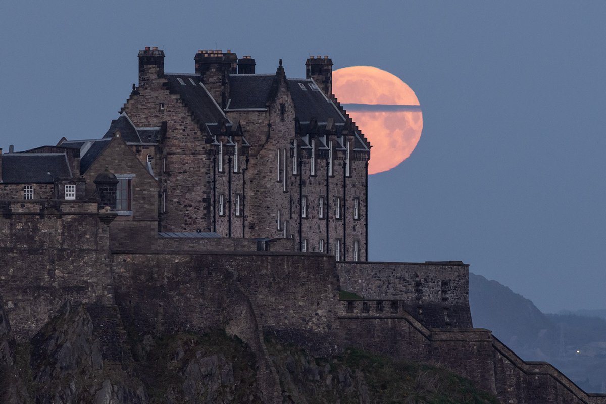 The full fat Pink Moon moon rose behind the Bass Rock last night seen from the shores of Fife & then set over Edinburgh just before sunrise

#PinkMoon #BassRock #Edinburgh #EastLothian
@edinburghcastle