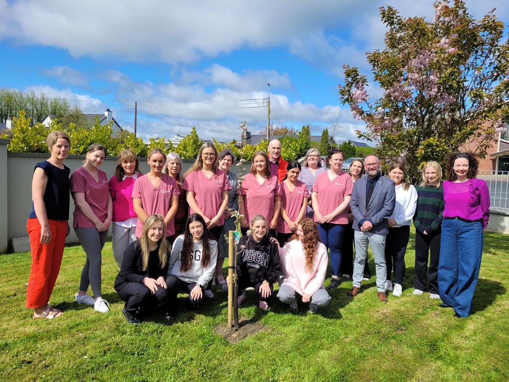 Lovely morning with staff and students @GRETBOfficial Dunmore College, tree planted to mark the relationship with @ATU_Mayo for the NTO programme. Looking forward to welcoming the 1st cohorts of students in September! @OFlynnATU
