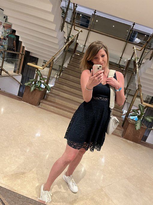 Happy Bergfest 😘  Morgen bin ich wieder zur&uuml;ck 😥 https://t.co/ChJw29YVLb