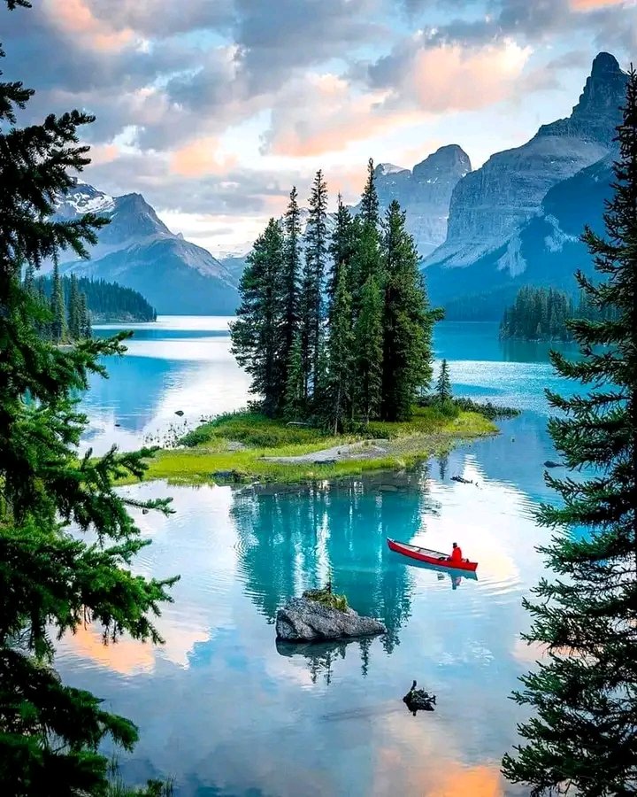 🇷🇴
Maligne Lake, Jasper National Park, Canada..
