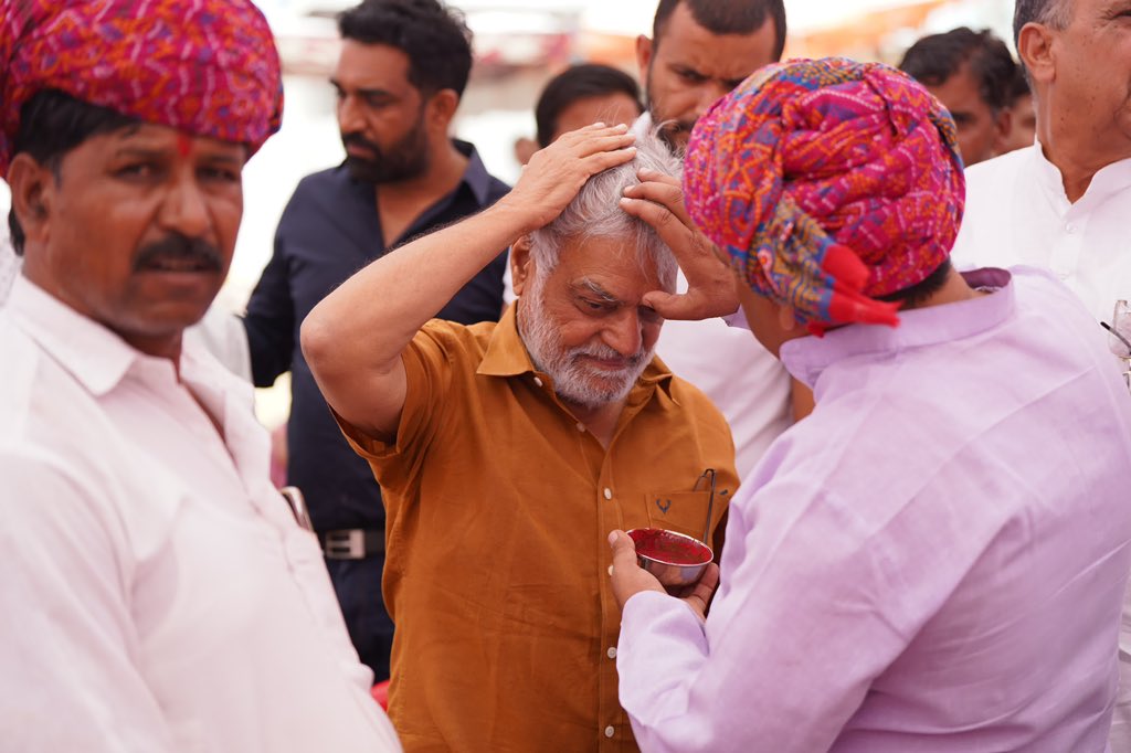 रायपुर में माली समाज द्वारा त्रय्यंबकेश्वर महादेव मंदिर की प्राण प्रतिष्ठा में शामिल होकर देवाधिदेव महादेव से भीलवाड़ा की तरक्की और समृद्धि की कामना की। #Bhilwara #Congress #BallotNo1 #HaathBadlegaHalaat #CPJoshi4Bhilwara #PeopleFirst