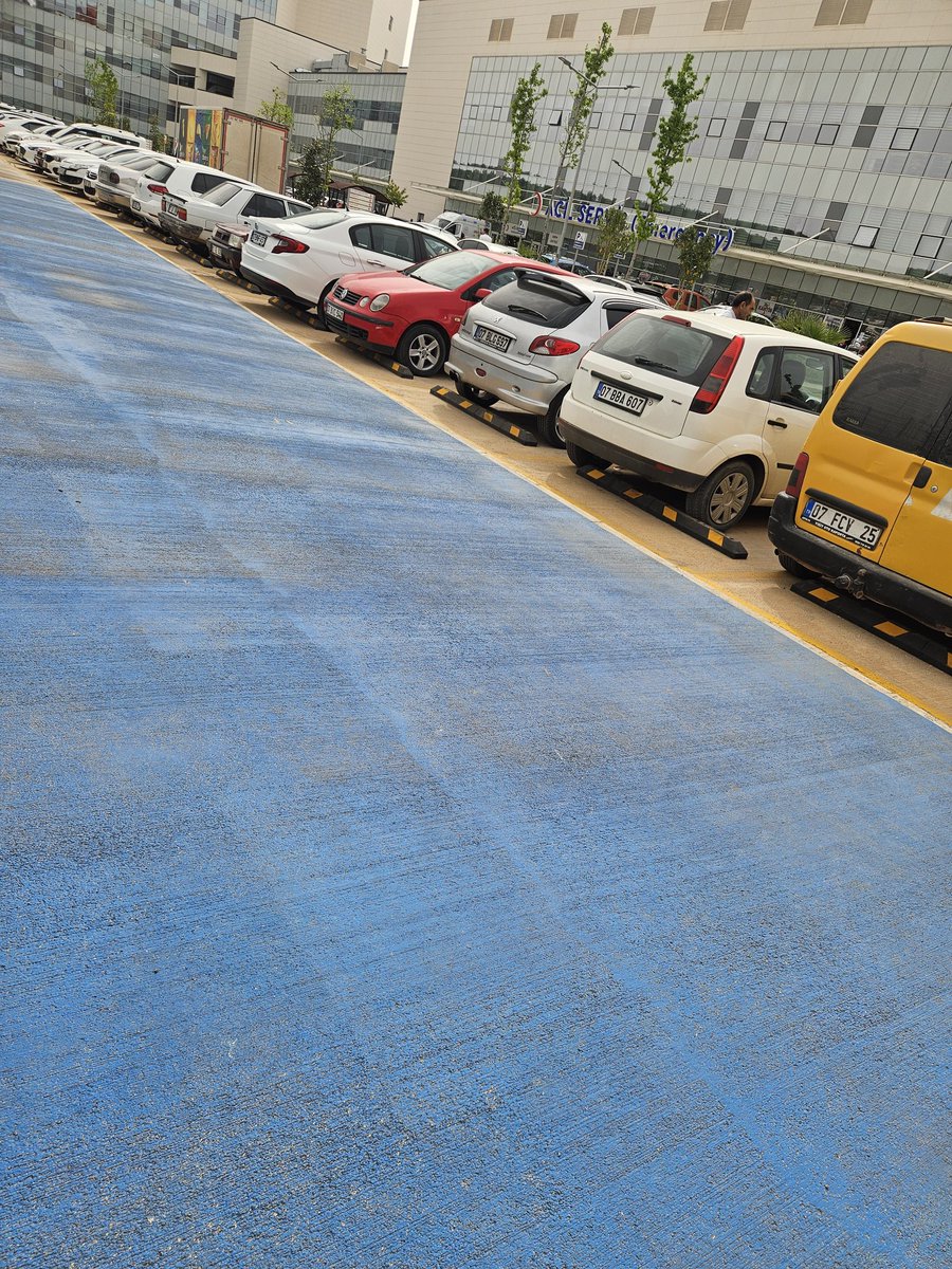 #antalyaşehirhastanesi nde motorlara par yeri yapılmış ama motorlara çıkış rampası yapılmamış saçmalığa bak arabaların arasından geçebilirsen birde motorun önü kaldırımdan çıkarsa park edebiliyorsun. Bunu yapan şahıs düşünmemiş... 
<a href="/saglikbakanligi/">T.C. Sağlık Bakanlığı</a> 
<a href="/alicetin_07/">Ali Çetin</a> 
#Antalya