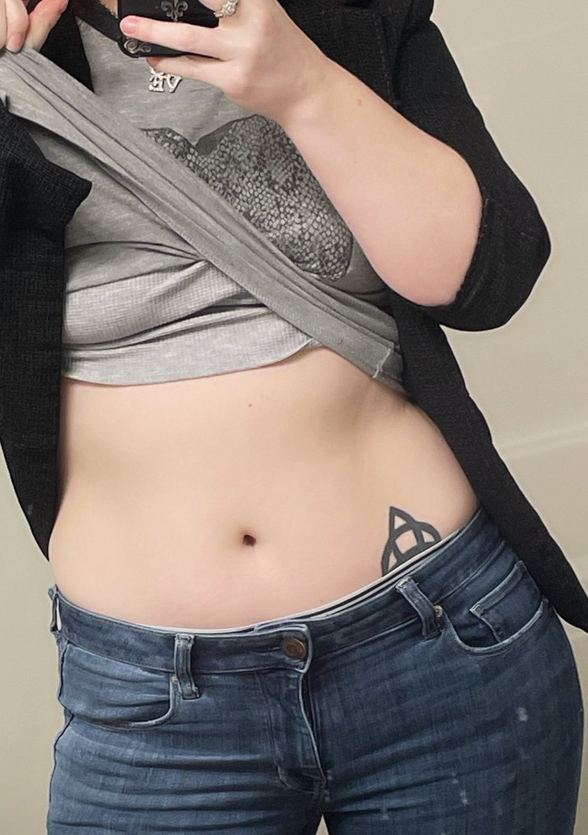 imwideawake30's tweet photo. Thank God I have a job that has helped me with getting back into shape. 💪🏻😌🙏 I can’t workout, but my job is a workout itself. 😅 Between walking, running, and lifting, it’s like a total gym lmao #bodypositve #memyselfandi https://t.co/wNIVK7TJjt