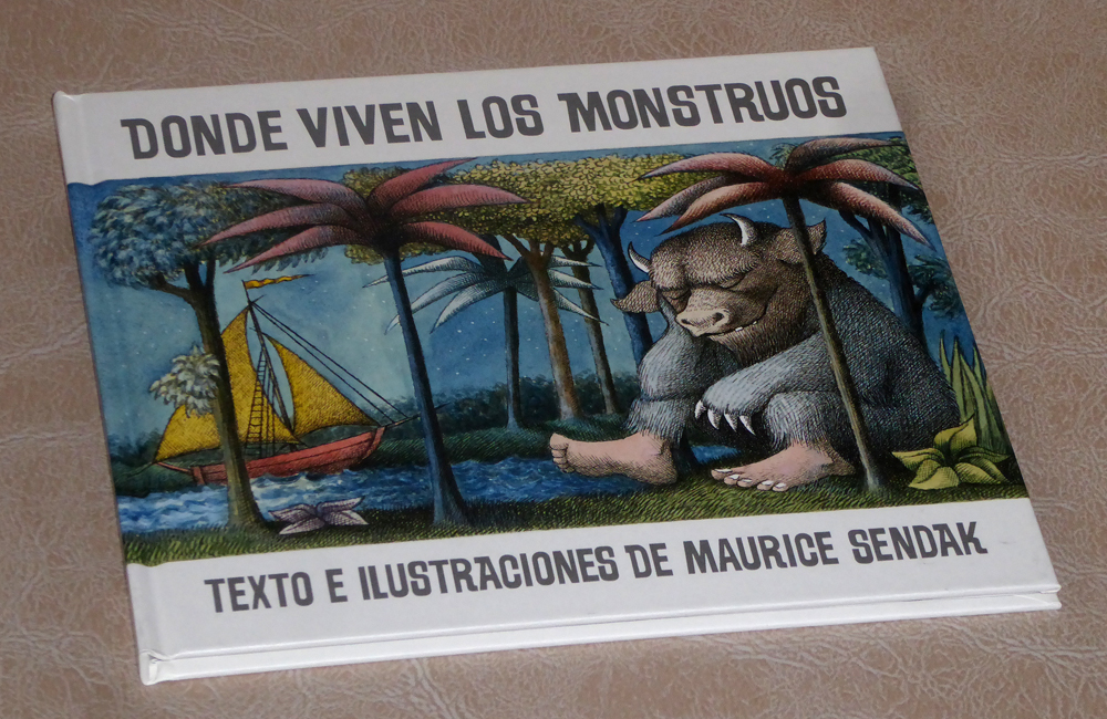 biclementine's tweet photo. Y fin. ❤️
"La noche que Max se puso su traje de lobo y se dedicó a hacer travesuras de una clase y de otra su madre lo llamó «¡MONSTRUO!» y Max le contestó «¡TE VOY A COMER!» y lo mandaron a la cama sin cenar."
#Dondevivenlosmonstruos #MSendak https://t.co/AQE1wK92hB