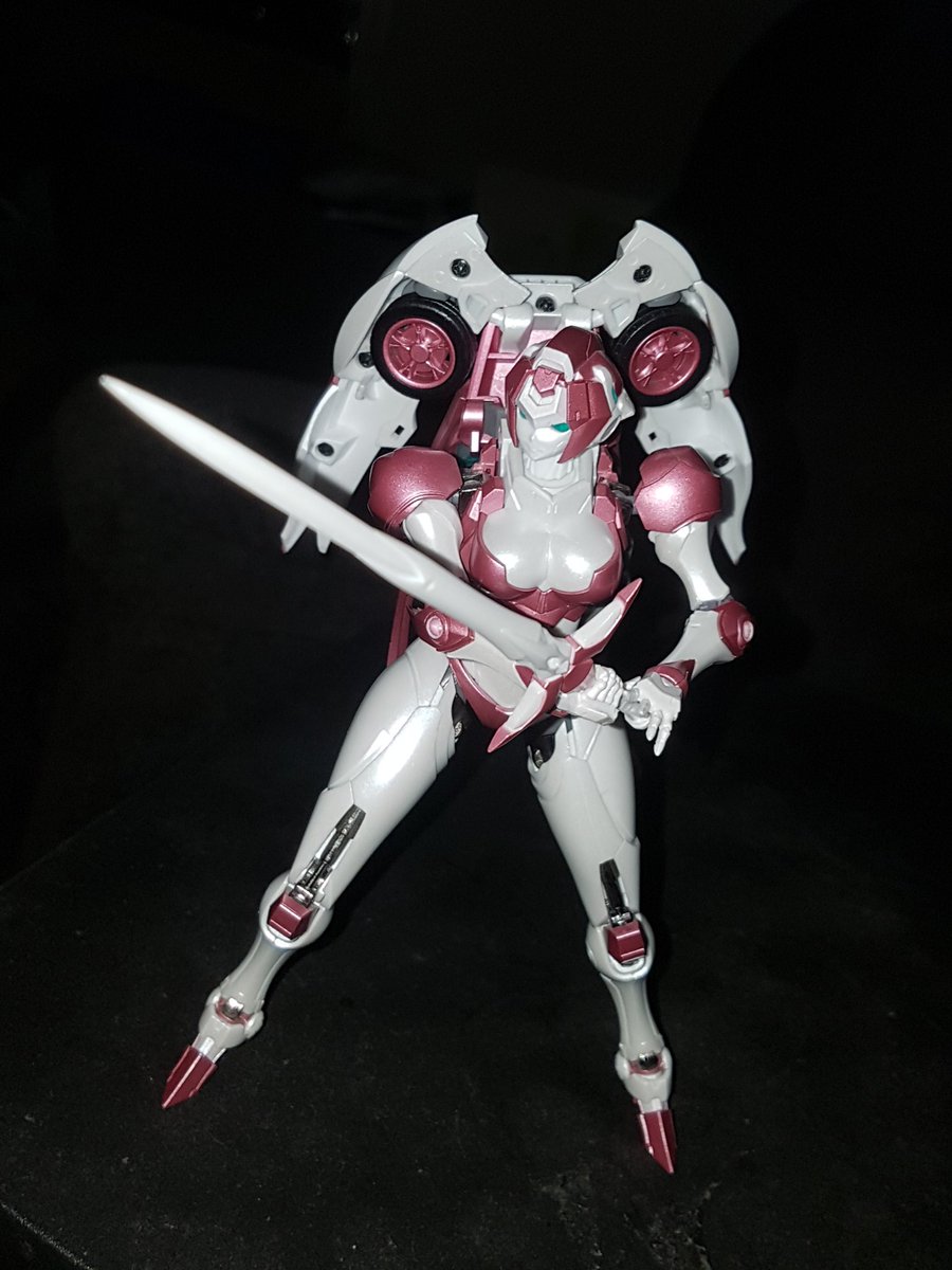 TheLocalBard's tweet photo. Also like the poseability, the reflective eyes, the butt, and the sword!
#BigFirebirdToy #EX01Nicee #Nicee #RobotGirls #ToyPhotography @Phoenix_BFB https://t.co/9TExQrjGjm