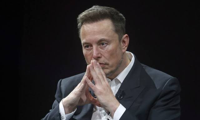 ⭕️ Elon Musk, Tesla'nın gelecek yılın sonuna kadar Optimus robotlarını satmaya başlayabileceğini söyledi.