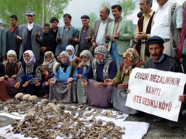 Türk Soykırımı Irkçı Ermeni çetelerin 1. Dünya Savaşı sırasında silahsız sivillere yönelik katliamları, 'toplu mezar' kazılarıyla gün yüzüne çıkıyor. Görüntülerde 1919 yılında Iğdır'da Ermeni çeteler tarafından katledilen Türklere ait iskeletler yer alıyor. #1915ArmenianLies