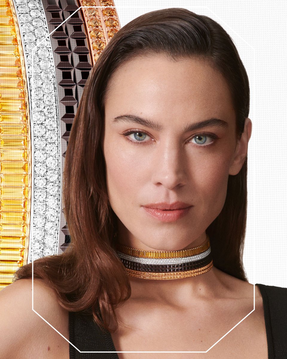 Boucheron's tweet photo. Can't take your eyes off Quatre. For its 20th anniversary, Boucheron's icon received an ultra-precious treatment. With this necklace, the Double Godron code is intesified with spessartite garnets and yellow sapphires magnify the Grosgrain.
#Quatreis20 #Boucheron #EchoIcon https://t.co/KnC1cYNVYg