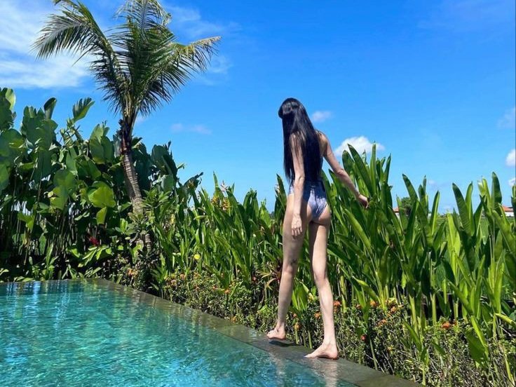 ⠀⠀⠀ 

                                    im the view.

⠀⠀⠀