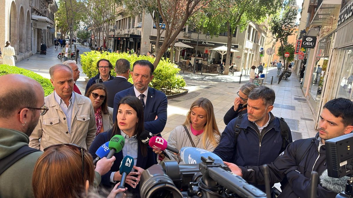 PIMECOmll's tweet photo. #PIMECO participa en la presentación de los bonos comerciales de las Islas Baleares👏🏼

👉🏼La campaña de bonos de comercio de Baleares 2024 comienza hoy día 24 de abril y finalizará el 30 de junio 2024.

Más información▶️ https://t.co/aNLjScHLqX
@goib https://t.co/AHiXhzqLdf