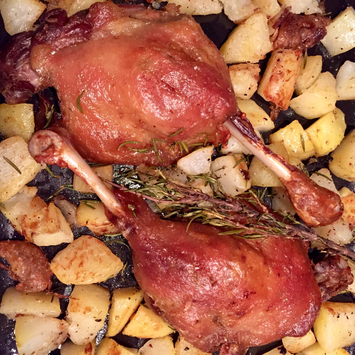 Confit de canard began as a way of preserving pre refrigeration, but it's so delicious it's still a way of life in SW France. Best wines to pair with it and tips for making it in my latest At the Table piece @worldoffinewine worldoffinewine.com/wine-food/best… #WFWatthetable #winepairing