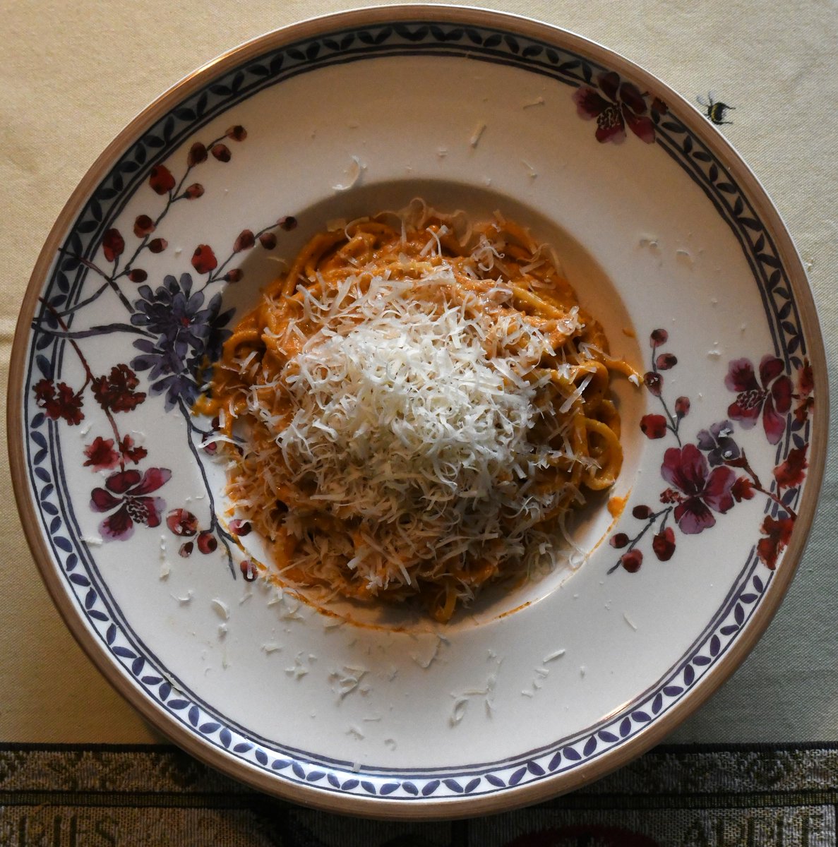 Mein Mittagessen ist heute mal wieder ein Albtraum für Fahrverbots-Fanatiker und Klima-Hysteriker: Spaghetti mit französischer Hummer-Butter, Tomaten aus Kampanien, Pecorino aus Sardinien, Anchovis aus dem Mittelmeer und Kapern aus Sizilien. Bon appétit, Greta und Luisa.🤣