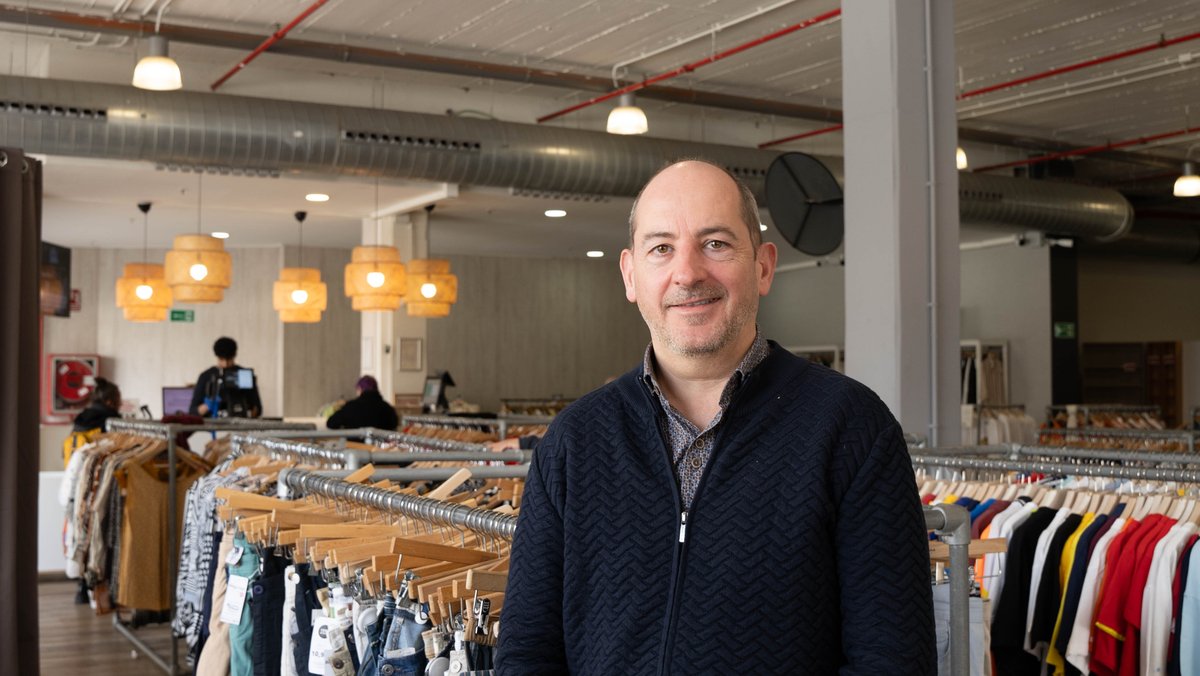 👁️‍🗨️ “Un lloc de feina millora la situació econòmica, però sense un habitatge o acompanyament en salut, la persona no pot sortir de la pobresa”.

Entrevistem al codirector de @fitreball, Xavier Puig, que ens explica els reptes de la inserció laboral.

👀 via.bcn/ebtZ50QXrE3