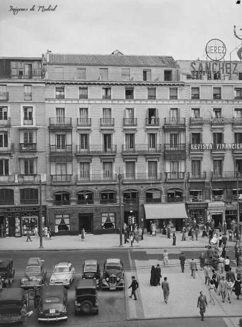 Así de elegante lucía la Puerta del Sol en julio de 1953 Fotografía Juan Miguel Pando Barrero. #madrid