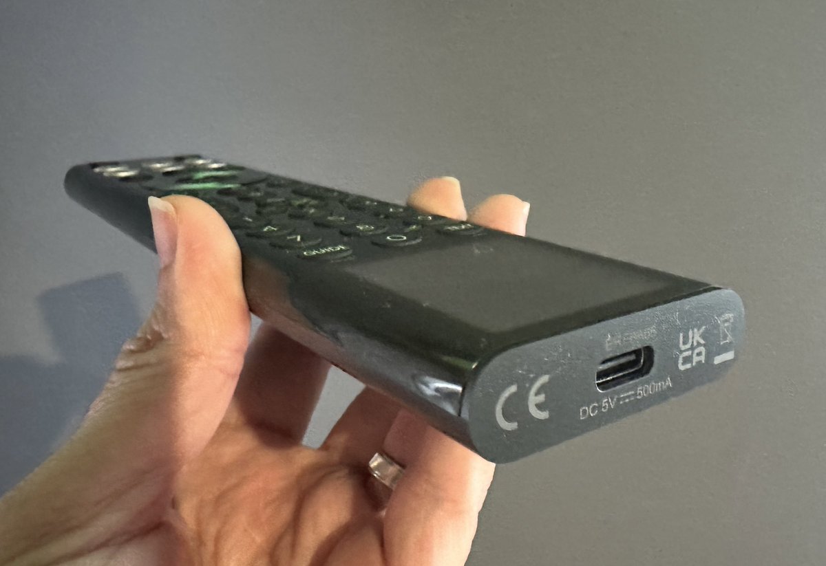 xataka's tweet photo. Una de las grandes novedades que trae Hisense en 2024 es un nuevo mando a distancia que, entre otras cosas, tiene un conector USB-C y un panel solar para recargarse. ¡Adiós pilas! #BeyondGlory #QualityTech https://t.co/EKsFbll62I