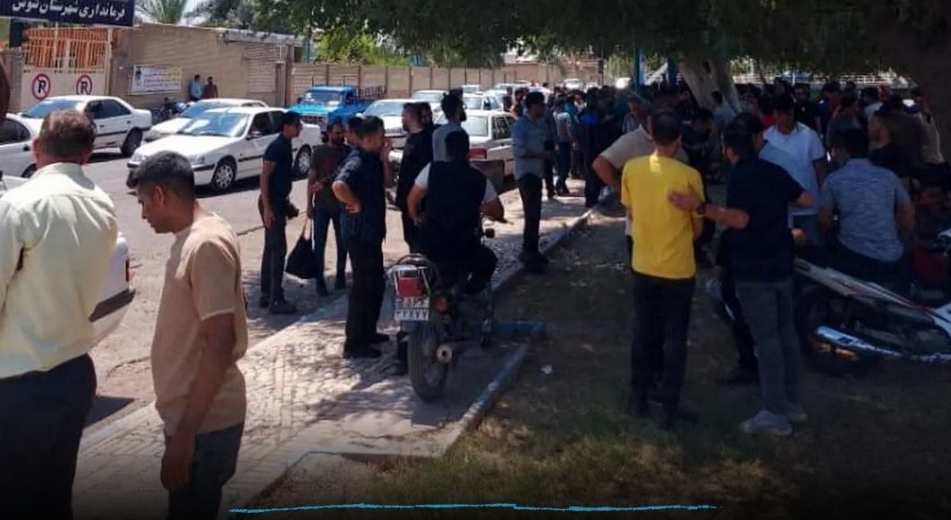 April 24—Shush, southwest #Iran
Workers of Pars Paper rally in front of the Shush governorate to continue protesting the dismissal of 100 of their coworkers and lack of response to their demands.
#IranProtests