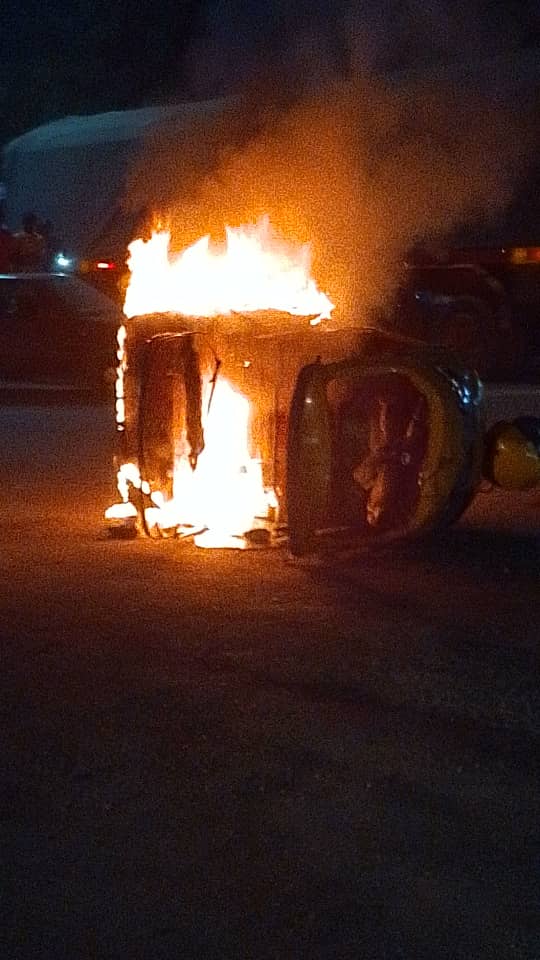 Mob burns tricycle after phone snatchers arrested in Maiduguri yen.ng/yen2/2024/04/m…