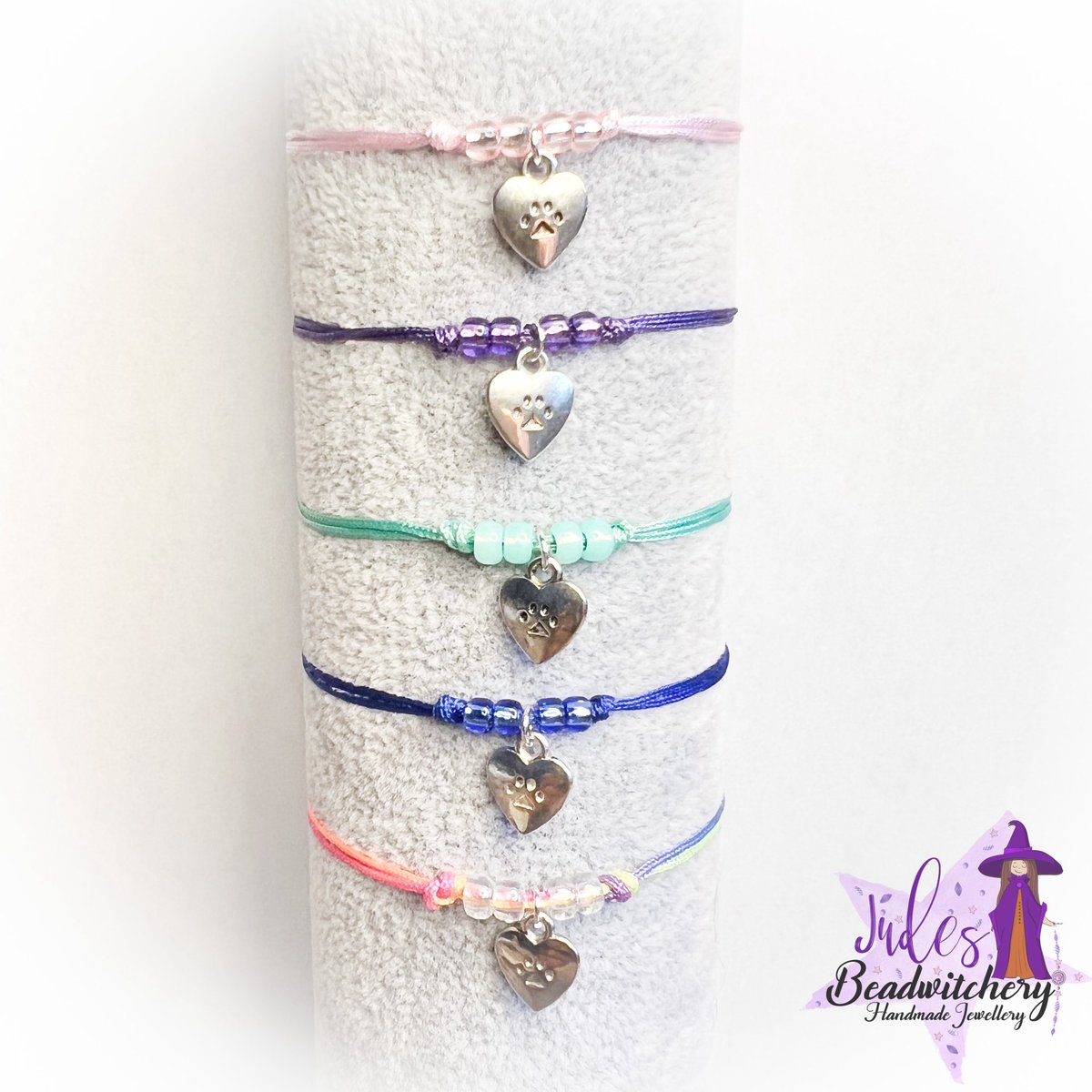 These cute Friendship bracelets are now available to buy on Etsy🐕 🐾 💜 

🐶 2 different designs, with a cute 3D Puppy charm, or a double sided Pawprint heart charm, perfect for dog or cat lovers🦮🐈 There are 5 different colours for each design 🌈 

🛍️ etsy.com/uk/shop/JudesB…