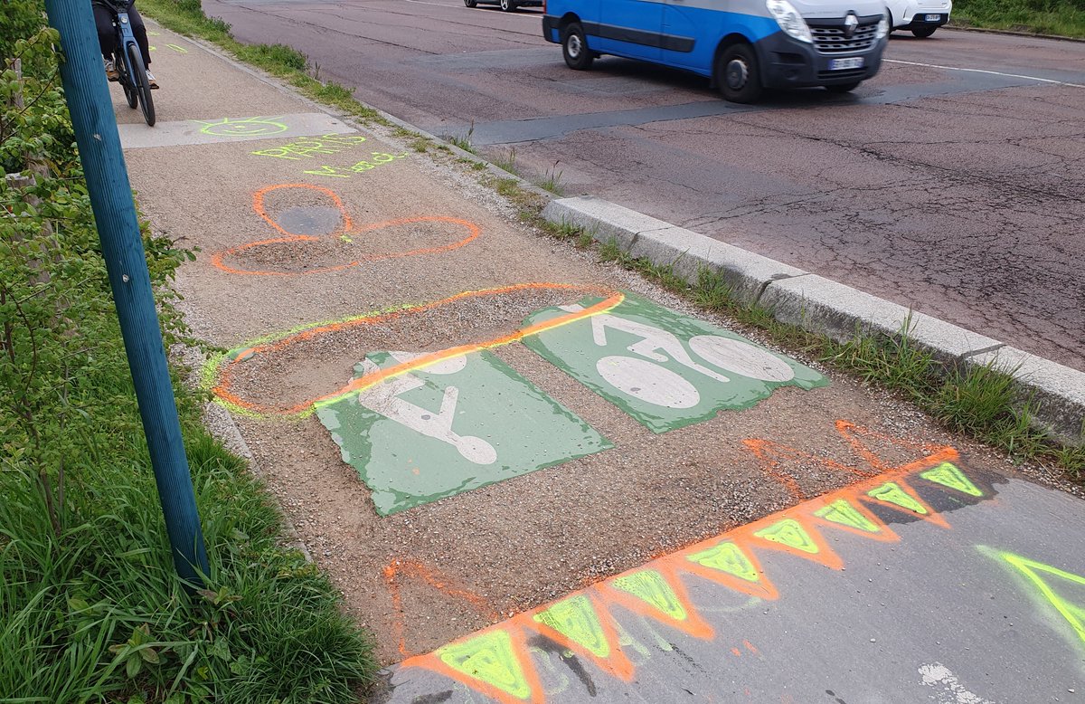 stcloudavelo's tweet photo. Les fissures détectées il y a un plus an sur la piste cyclable de la N185, Pt-Suresnes, entre @paris et @hautsdeseinefr  viennent d'être marquées!
Risque d'effondrement nul ! Pas de fermeture en attendant la décision des experts des services de Paris pour réparation éventuelle. https://t.co/ZkqhPdqEwZ