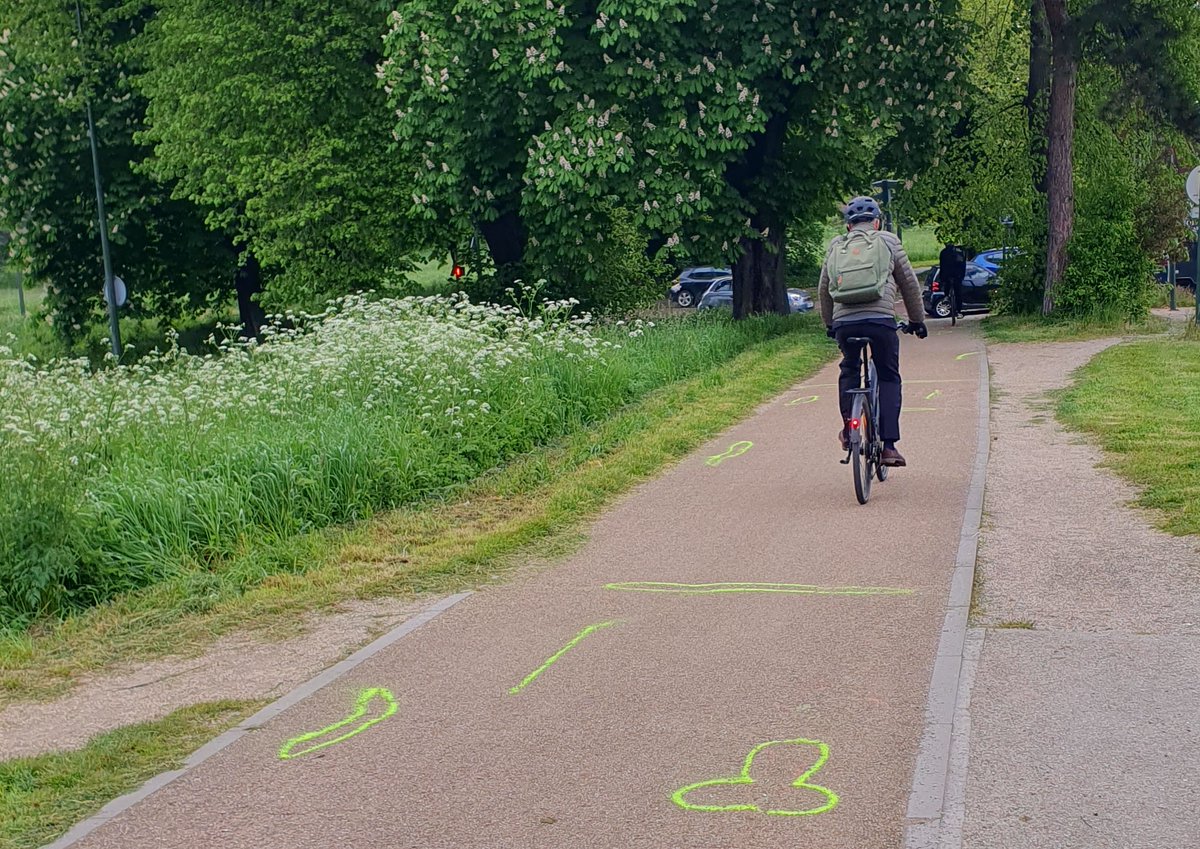 stcloudavelo's tweet photo. Les fissures détectées il y a un plus an sur la piste cyclable de la N185, Pt-Suresnes, entre @paris et @hautsdeseinefr  viennent d'être marquées!
Risque d'effondrement nul ! Pas de fermeture en attendant la décision des experts des services de Paris pour réparation éventuelle. https://t.co/ZkqhPdqEwZ