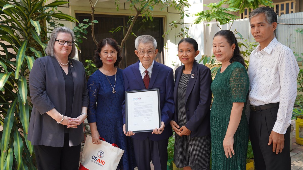 Honored to meet Mr. Yeang Chheang, recipient of this year’s @UN @COP28_UAE Unsung Hero award, and to hand him a congratulatory letter from the U.S. Global Malaria Coordinator. Read about his tireless efforts fighting #malaria in #Cambodia🔗ow.ly/zsL350RmRWR