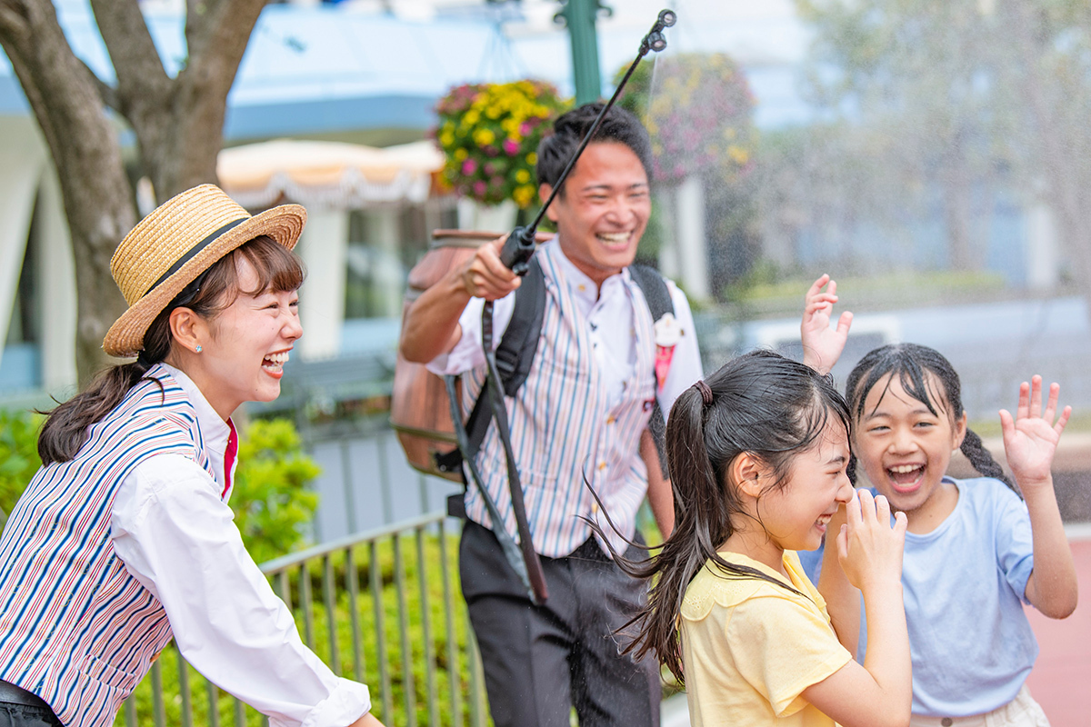 TDR_PR's tweet photo. 💡ニュース💡

東京ディズニーリゾートでは、7月2日～9月18日の期間、夏らしいびしょ濡れになって楽しめるさまざまなプログラムを実施するほか、夏に活躍するグッズや暑い夏にぴったりのひんやりメニューなどを販売します。

くわしくはこちら
https://t.co/uXhGlCr1Vf https://t.co/UZ2IUa3WxJ