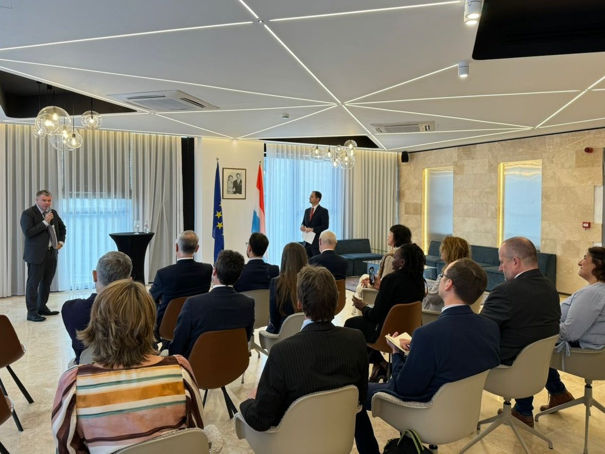 LUinPristina's tweet photo. Ensemble avec mes collègues francophones, ravis d'organiser à l'Ambassade du Luxembourg, une conférence sur l'éducation et la recherche présentée  par le Professeur @qendrimrgashi. Un moment inspirant en perspective! 🇱🇺🤝🇽🇰 https://t.co/wILi6ul7SJ