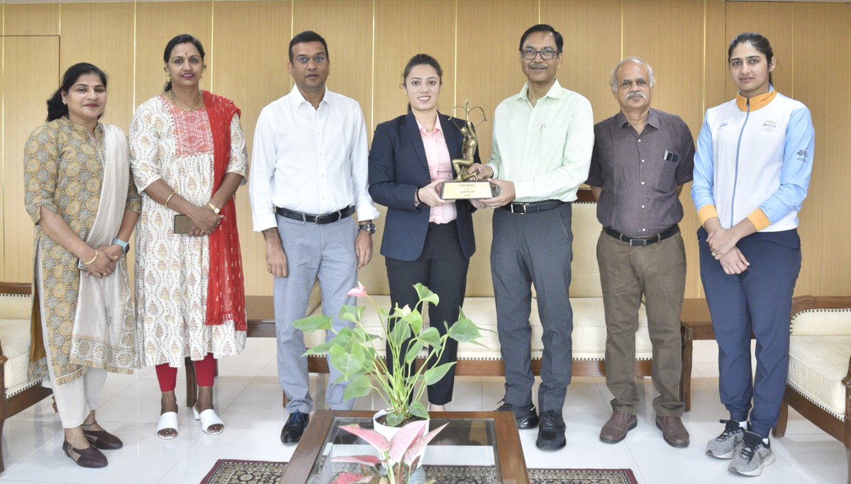 Shri Arun Kumar Jain, General Manager, SCR Congragulated SCR's Kabaddi Player Ms. Ritu Negi who was bestowed with the Arjuna Award for her outstanding performance in 2023. Ms. Ritu Negi had captained the Gold-winning Indian Kabaddi team in the #AsianGames2023 #ArjunaAward