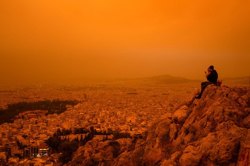 Grecja. Wczoraj nad Atenami pojawił się pył saharyjski. Władze ostrzegają, że pył stwarza ryzyko dla osób z problemami oddechowymi.