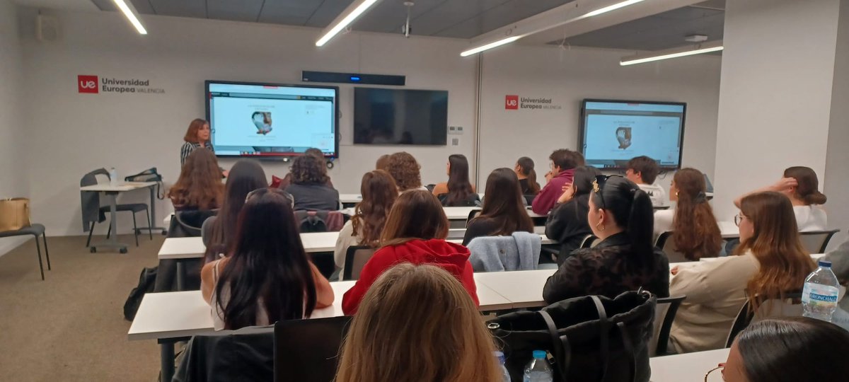 🎞️Charla/coloquio y presentación del libro:
📚“La violencia de género explicada a adolescentes” de nuestra socia de #CyM,  Amparo Zacarés, en la Universidad Europea, sede valencia <a href="/UEValencia/">Universidad Europea de Valencia</a>.