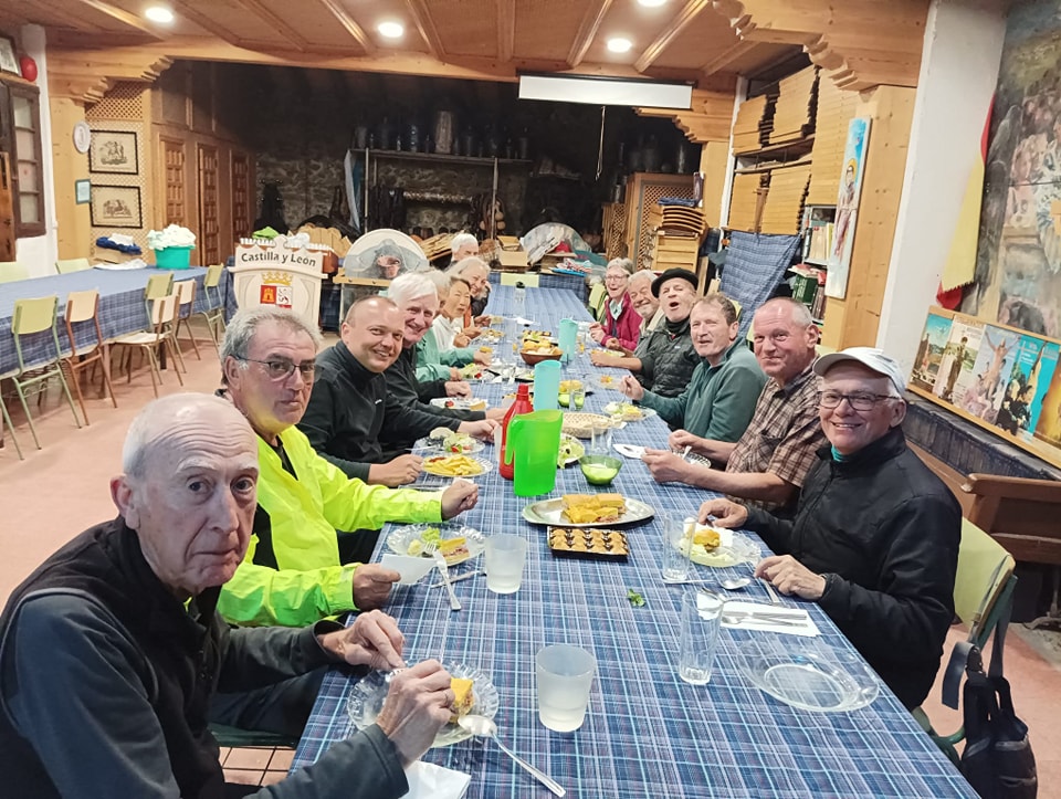 Peregrinos plateros anoche en la cena comunal del Albergue Parroquial de Fuenterroble de Salvatierra. Buen Camino a todos. #CaminodeSantiago #CaminoMozarabe #ViadelaPlata