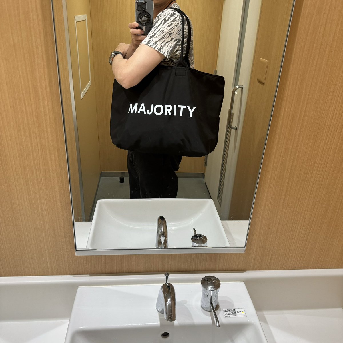 日本人目線の新MMトートバッグとGoogleレンズによるバーチャル欧米人