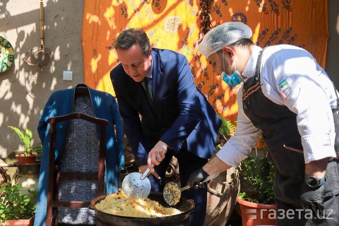 British Foreign Minister David Cameron fiddling around with plov in Uzbekistan