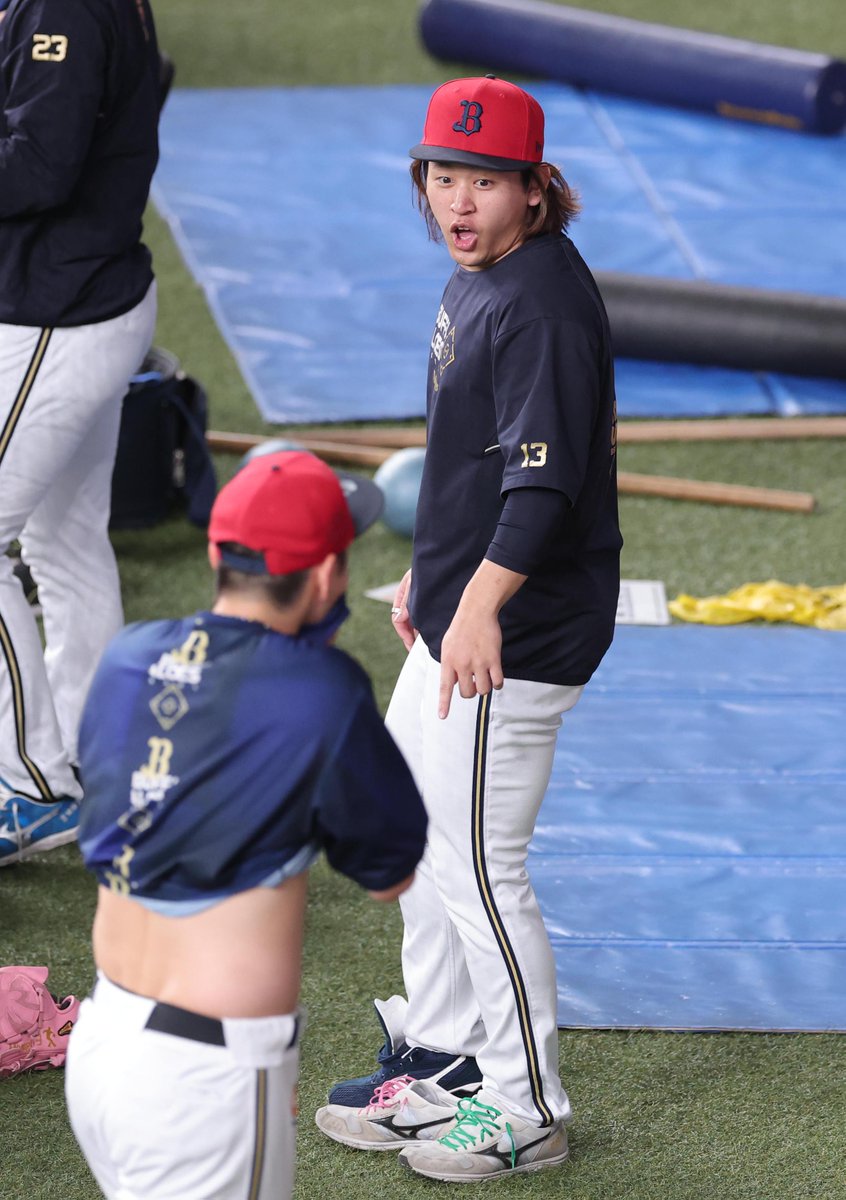 hochi_orix's tweet photo. #紅林弘太郎 選手のお腹に驚く #宮城大弥  選手😲😲😲

#Bs2024 #Orix_Buffaloes             

スポーツ報知の野球情報https://t.co/gyr6V8oOt7 https://t.co/cwxrnydRs5
