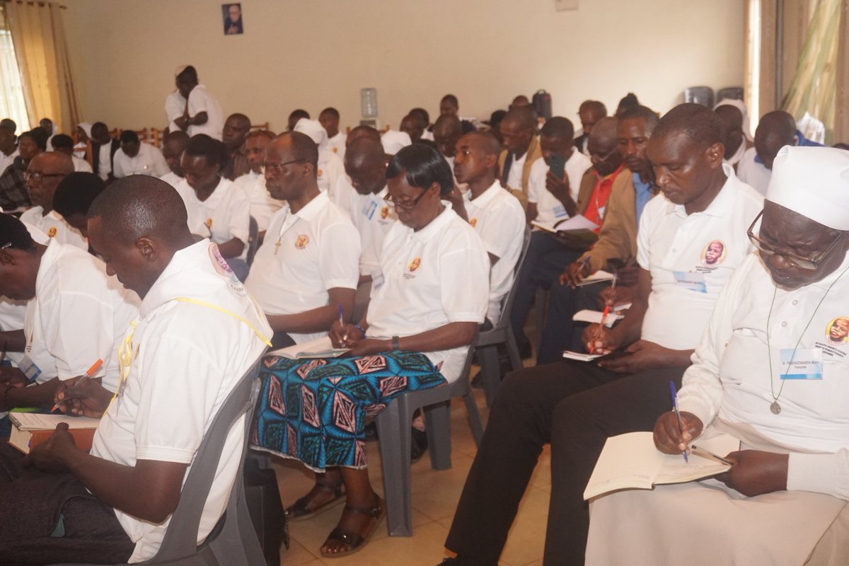 Kinyamateka_KM's tweet photo. Abakateshiste bo mu Rwanda bari mu rugendo nyobokamana I Namugongo bishimiye ikiganiro kivuga ku mateka y'abahowe Imana b'i #Bugande bari kugezwaho na myr Filipo Rukamba, umwepisikopi wa Butare akaba na perezida wa Komisiyo ya Kateshezi muri CEPR . Myr Filipo yavuze kuri Mutagatifu Karoli Lwanga na Yozefu Mukasa Balikudembe kuko bafite amateka yihariye y'ubukristu .