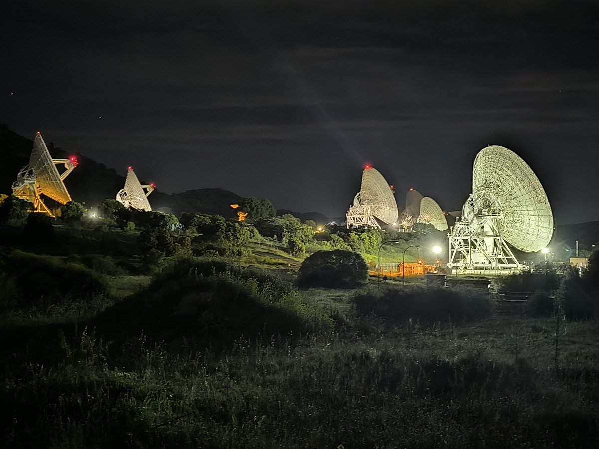 An awesome and rare image of six (6) antennas @Madrid_DSN all receiving signals from @NASAVoyager-1.
This was a pre-planned array for the antennas, but happened to coincide with the recovery efforts for #Voyager1.
Our 70-metre dish @CanberraDSN had sent commands 45-hours earlier.