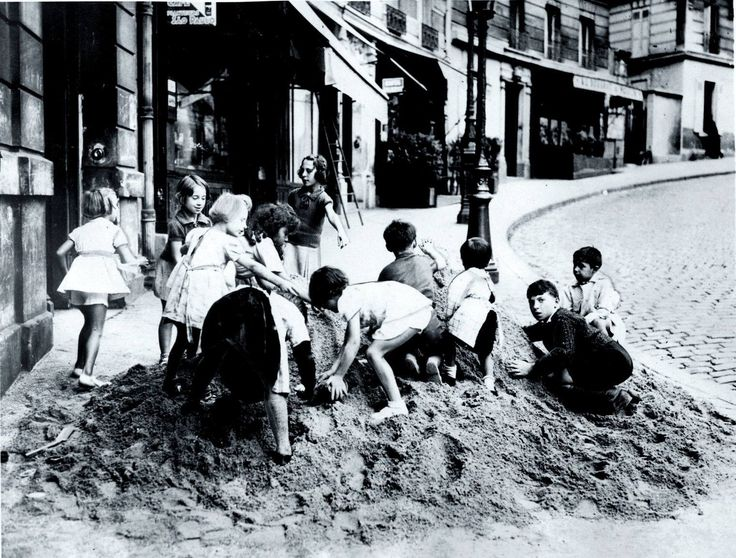 Les enfants ont toujours joué dans la rue en France, cela a bizarrement cessé vers la fin des années 80, on se demande bien pourquoi ? 🤔