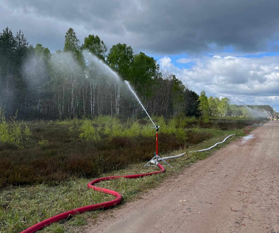 Waldbrände zeitnah & pragmatisch bekämpfen: #DBUnaturerbe übergibt Kreisregnersystem an Frw. Feuerwehr der Stadt Jessen. Mit 25 Metern Wurfweite im bis zu 360-Grad-Radius können die überdimensionierten Rasensprenger eine Ausbreitung des Feuers eindämmen. sueddeutsche.de/panorama/braen…