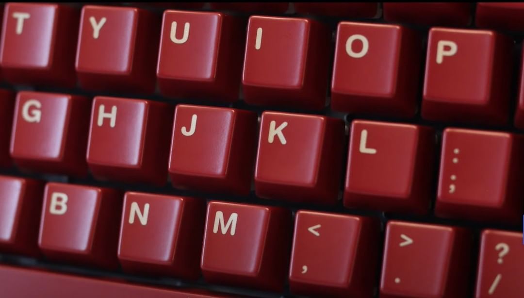 Absolutely loving the burgundy vibes for spooky halloween 💜

#awekeys #metalkeycaps
#customkeyboards #customkeyboard #keeb #keebs #mechanicalkeyboard #mechkeys #desksetup #edc #coffee #winkeyless #tkl #unboxing #asmrcommunity #battlestation #clack #thock #thwomp #thocky #clacky