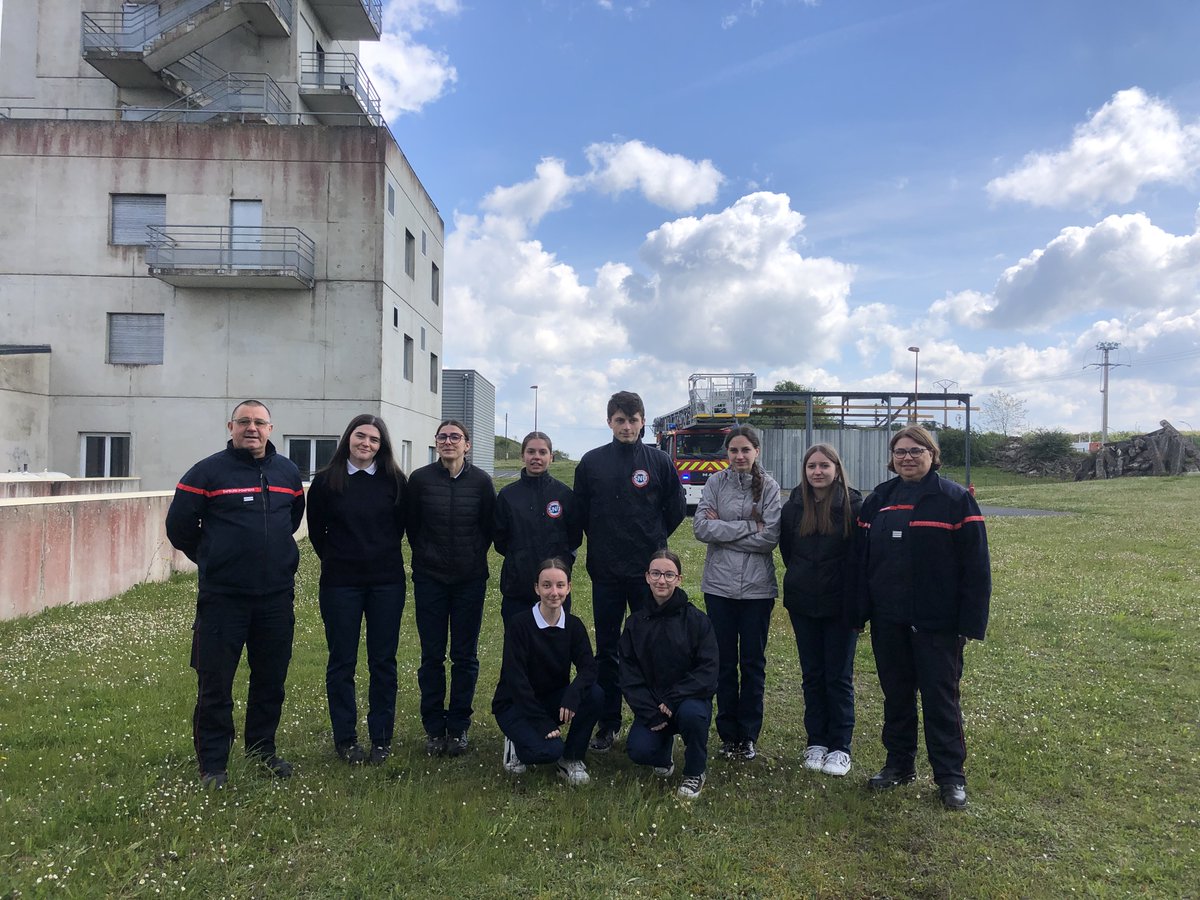 SDIS41's tweet photo. 8 jeunes ont dĂ©butĂ© lundi la mission dâintĂ©rĂȘt gĂ©nĂ©ral du Service National Universel #SNU au Centre de Formation dâIncendie et de Secours #CFIS Ă Vineuil. Au programme des 2 semaines : enquĂȘte sur scĂšne de crime fictive Ă @Gendarmerie_041, #manipulation #extincteurs, #PSE1... https://t.co/23wQa71y9V