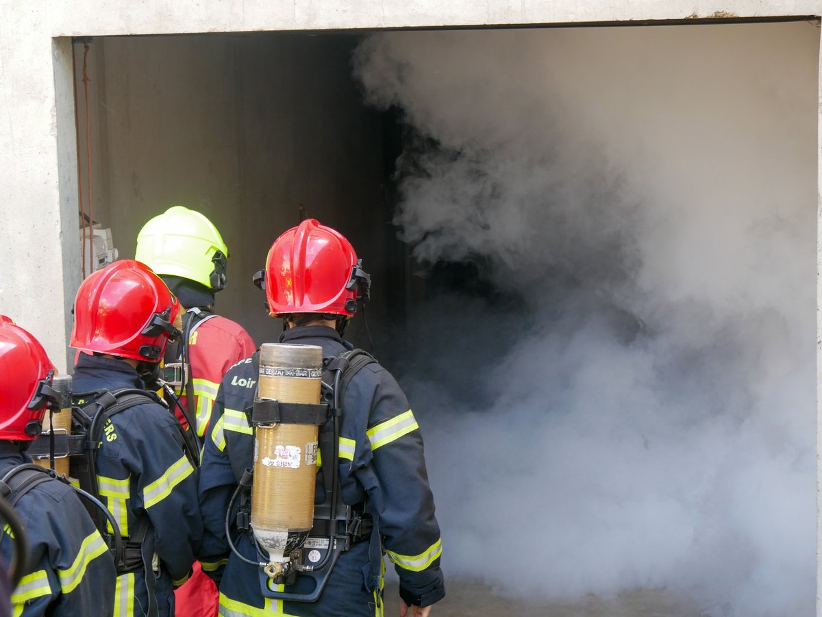 SDIS41's tweet photo. 8 jeunes ont dĂ©butĂ© lundi la mission dâintĂ©rĂȘt gĂ©nĂ©ral du Service National Universel #SNU au Centre de Formation dâIncendie et de Secours #CFIS Ă Vineuil. Au programme des 2 semaines : enquĂȘte sur scĂšne de crime fictive Ă @Gendarmerie_041, #manipulation #extincteurs, #PSE1... https://t.co/23wQa71y9V