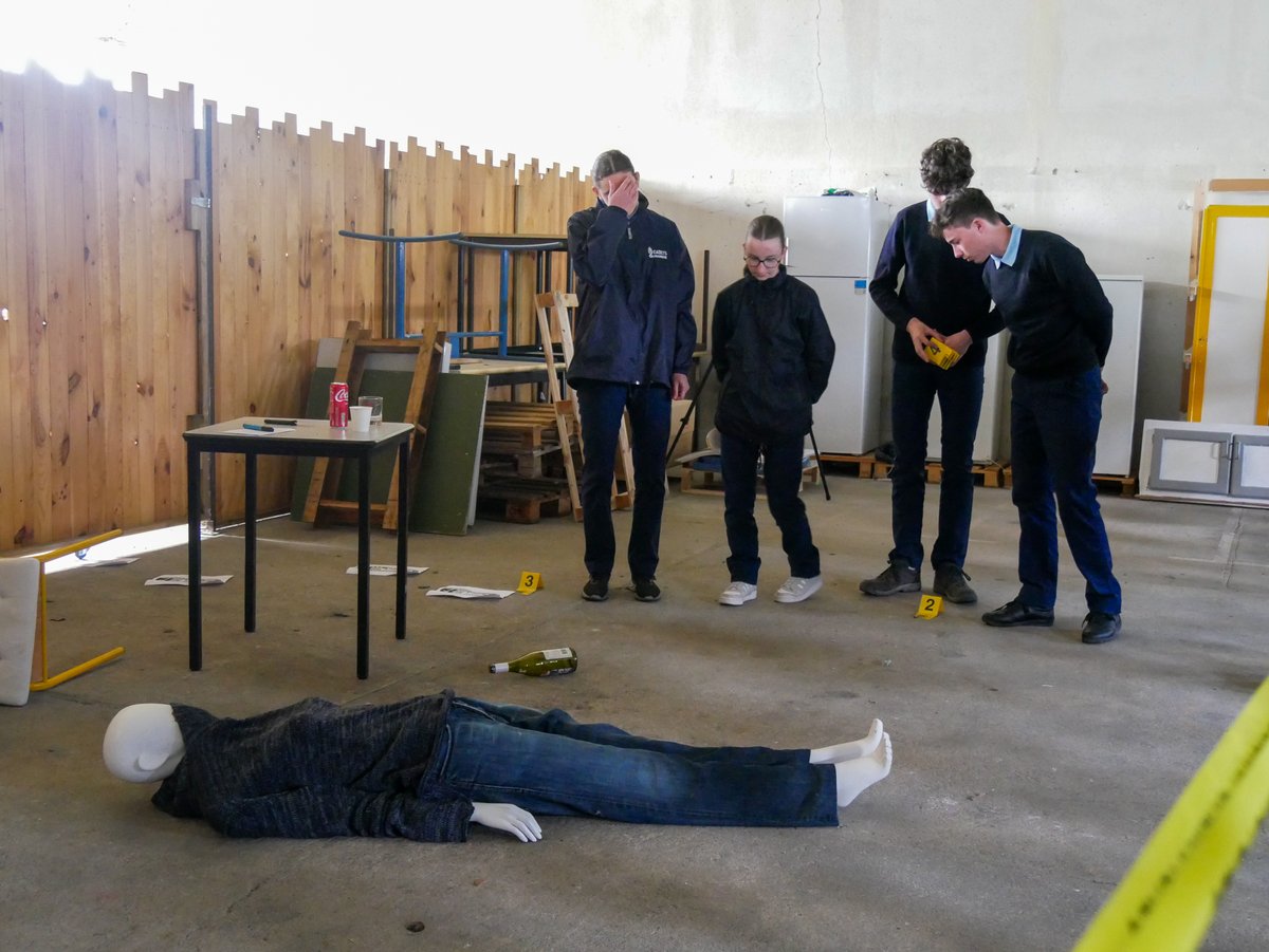 SDIS41's tweet photo. 8 jeunes ont dĂ©butĂ© lundi la mission dâintĂ©rĂȘt gĂ©nĂ©ral du Service National Universel #SNU au Centre de Formation dâIncendie et de Secours #CFIS Ă Vineuil. Au programme des 2 semaines : enquĂȘte sur scĂšne de crime fictive Ă @Gendarmerie_041, #manipulation #extincteurs, #PSE1... https://t.co/23wQa71y9V