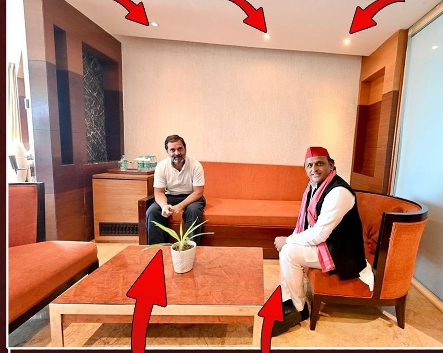 इस तस्वीर में कुल 5 बल्ब हैं ...
अब आप कहेंगे कि तीन ही तो हैं जो जलते हुए दिखलाई पड़ रहे ..
गौर से देखिए ... दो फ्यूज भी तो हैं ... हो गए ना पूरे पांच...🤤