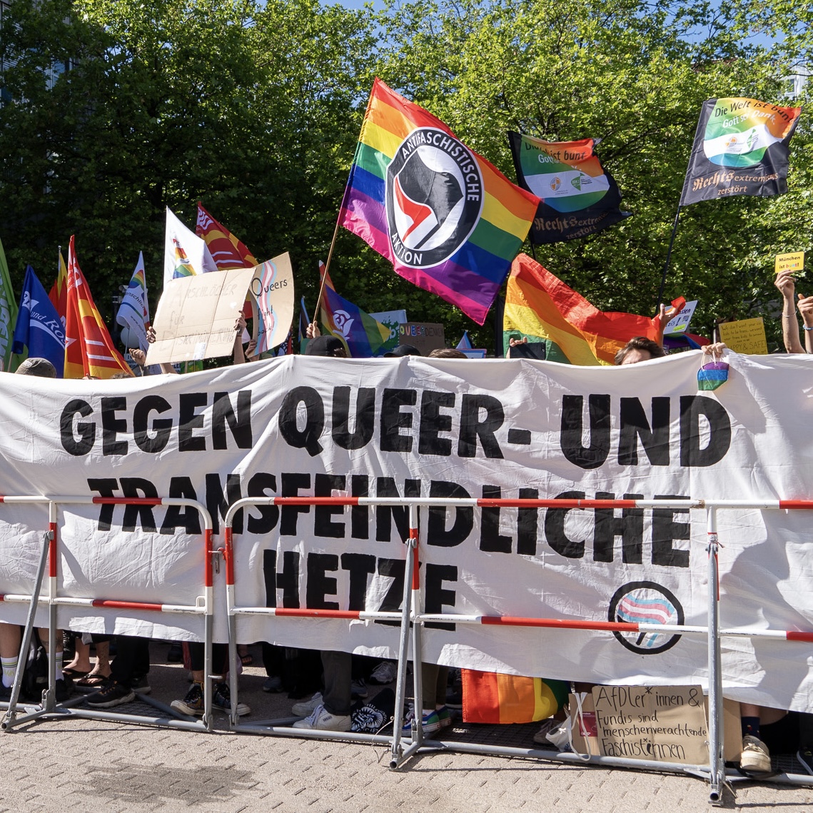 _LinaDahm_'s tweet photo. „Vernetzt“ ist der Titel der 8. Folge meines Podcasts „Antifeministische Allianzen“: Wie Antifeminismus den Schulterschluss zwischen verschiedenen AkteurInnen ermöglicht, zeigte u.a. die rechte Mobilisierung gegen eine Drag Lesung im Juni 23 in München. 

Ich hole etwas aus. 👇 https://t.co/3X5rCESbHn