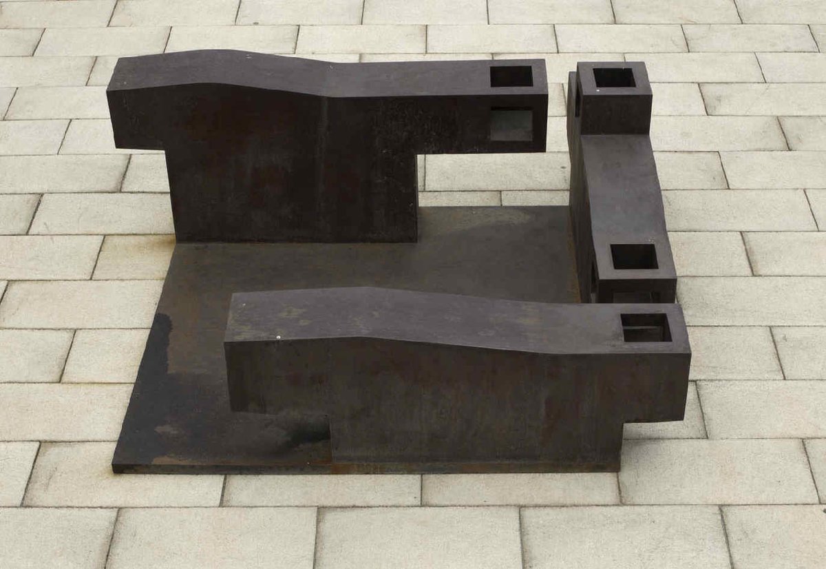 Bij de ingang van de @ArtiumMuseoa bibliotheek vind je het werk van Eduardo Chillida “In Praise of Architecture XIV”. Observeer daarin de relatie tussen volume en ruimte. Kom niet langs en ontmoet haar!

#JeVerdientSpanje #Spanje #Spain #Chillida100 #VisitSpain @Chillida100