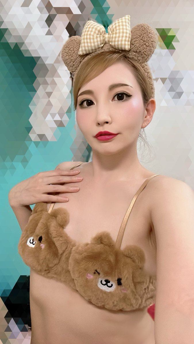 3日目もたくさんの応援とお心遣いありがとうございました✨
4日目始まってるよー！
フィナーレでお姐さん方とお揃い熊してます🐻✨
眉毛がちょっと消えてるのは汗のせいなのでゆり奈のせいではないよね？
今日は肌寒いけどゆり奈の滝汗は見れますよ😋
待ってるね💕
#横浜 #ロック座 #AV女優 #ダンサー