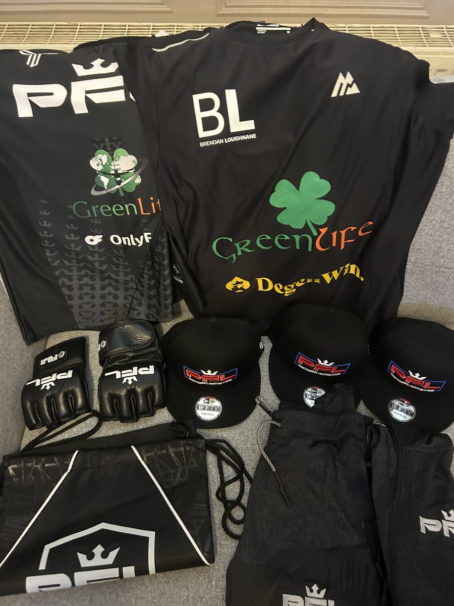 BrendanMMA's tweet photo. Loads of people asking about the kits from my last fight. I’ve got a few bits here that I will give away next few days. If you want to win please do the following.

1- Follow
3- Like post
4- Retweet

I will pick winners live on my story next few days 👍👍 https://t.co/G9R3qOvZFj